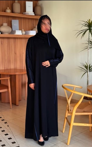 عباية كريب انترنت اسود ب اكمام تطريز طولي