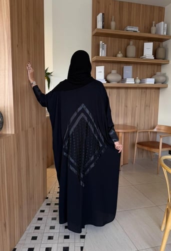 عباية انترنت نص بشت قطري بتطريز هندسي من الخلف
