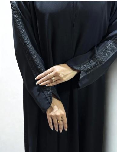 عباية كريب ملكي خياطة مخفية نص كلوش بطقطق بأكمام ك...