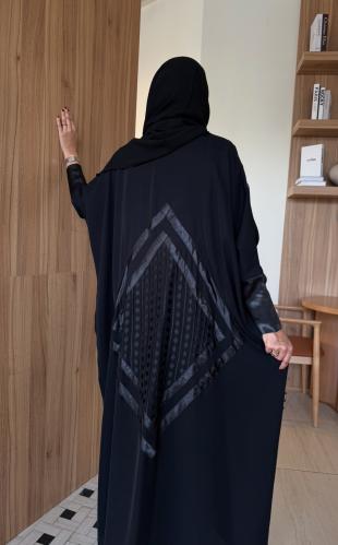 عباية انترنت نص بشت قطري بتطريز هندسي من الخلف