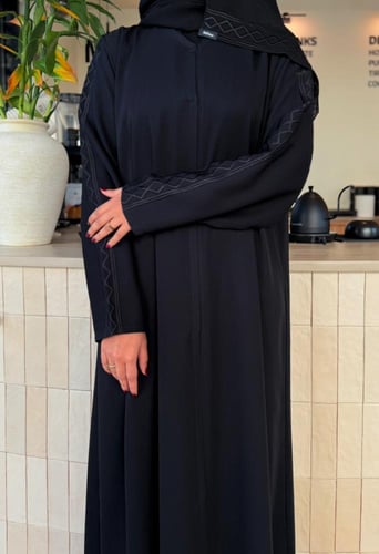 عباية كريب انترنت اسود بتطريز طولي على الآكمام