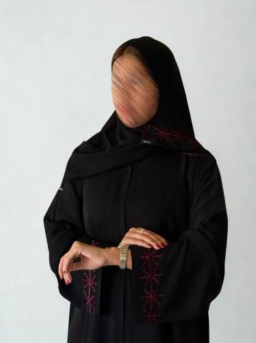 عباية كريب انترنت بتطريز طولي عودي – Crimson Line...