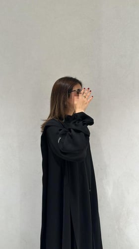 عباية كريب انترنت كوري بكسرتين على الاكتاف واكمام...