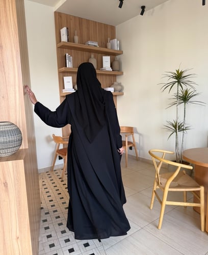 عباية انترنت بتصميم قطري على الاكتاف