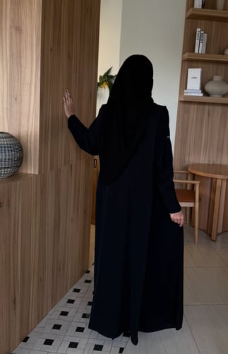 عباية انترنت بتصميم قطري على الاكتاف