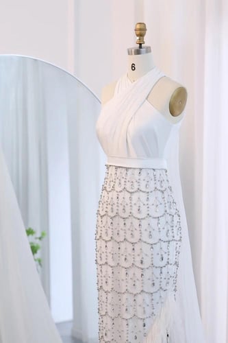 فستان ابيض مع شك و كريستالات