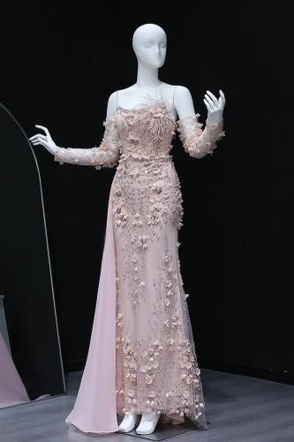 RC229 - فستان مزين بزهور ثلاثية الابعاد و ريش وردي