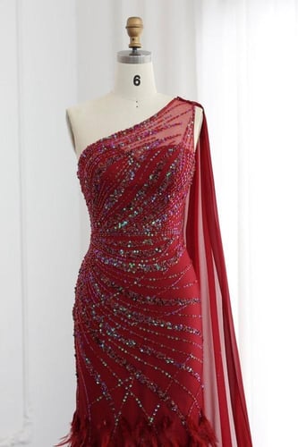 RC140 - فستان شولدر واحد ماروني مع ريش