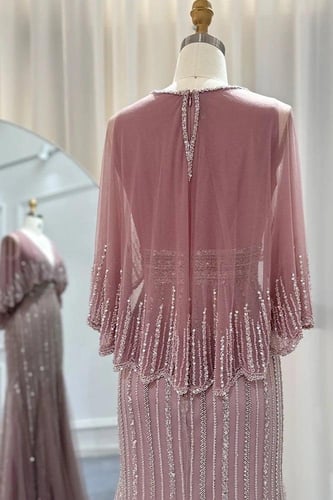 فستان وردي مع شك و اكمام