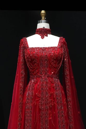 636 - فستان احمر فاخر مع اكمام كاب