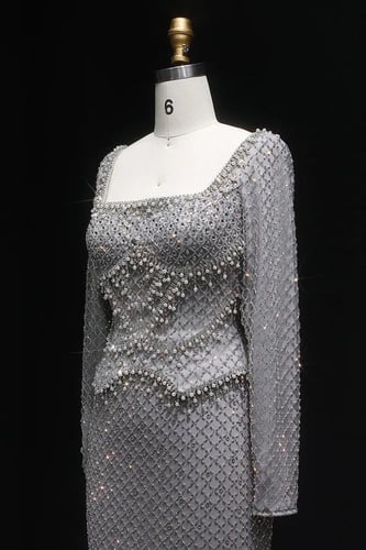 634 -فستان فاخر بتفاصيل كريستالية راقية