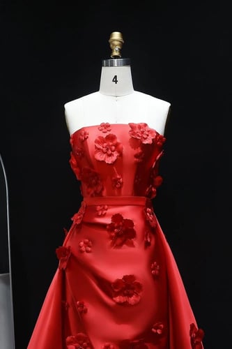 RC228 - فستان ستان مزين بزهور ثلاثية االابعاد احمر