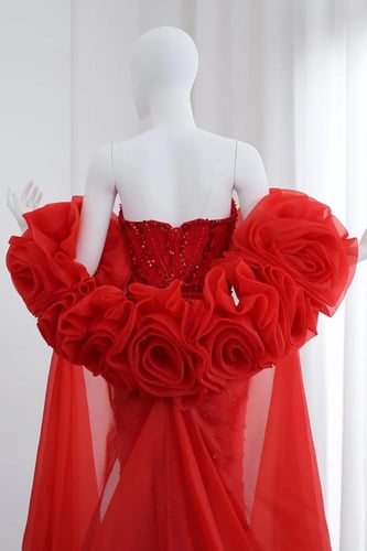 RC503 - فستان سهره شك يدوي مع اكمام كيب احمر