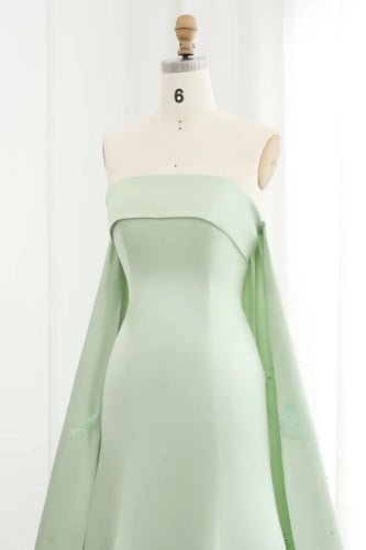 RC111 فستان اخضر فاتح مزين بأوراق ثلاثية الأبعاد