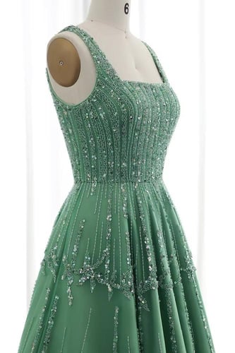 RC119 فستان أخضر برقبة مربعة مزين بالخرز يدويًا