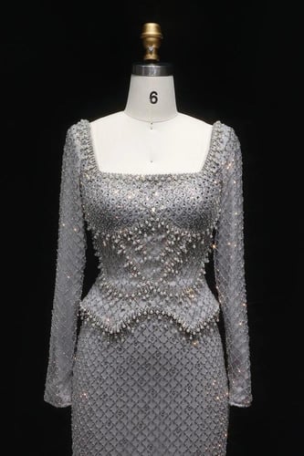 634 -فستان فاخر بتفاصيل كريستالية راقية