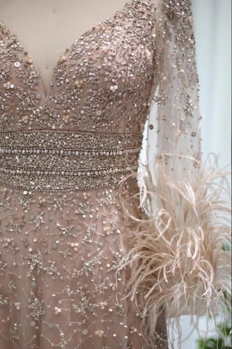 فستان كم طويل مع شك و ريش