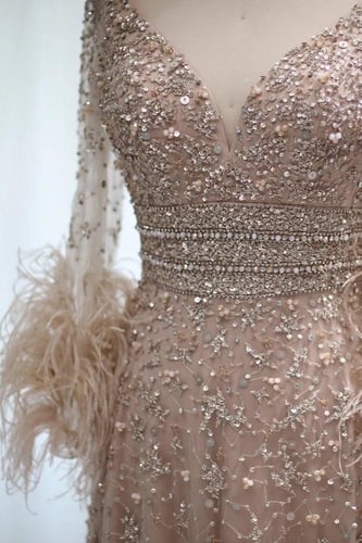 فستان كم طويل مع شك و ريش