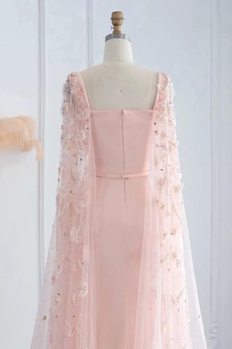 فستان وردي مع كاب