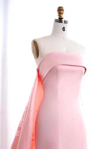 RC111 فستان وردي فاتح مزين بأوراق ثلاثية الأبعاد