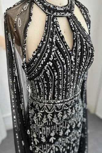 RC72 - فستان اسود برقبة هالتر مع أكمام الكاب