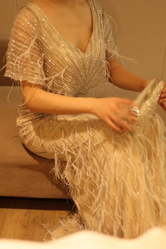 RC139 - فستان شك كريستالات و ريش