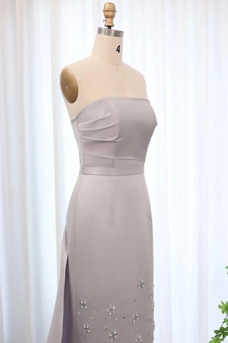 فستان ستان فضي مع كريستالات