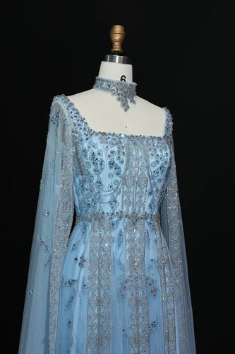 636 - فستان سماوي فاخر مع اكمام كاب