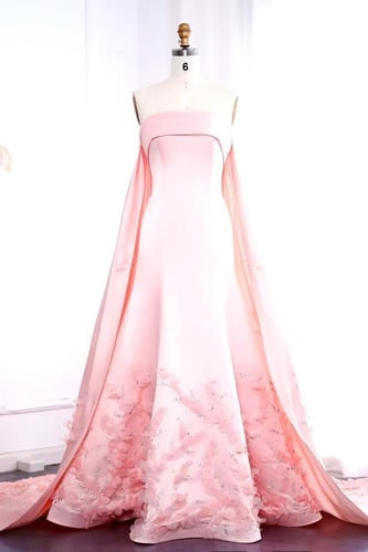 RC111 فستان وردي فاتح مزين بأوراق ثلاثية الأبعاد