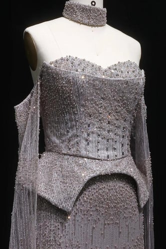 637 - فستان فضي فاخر شك يدوي كامل مع شوكر