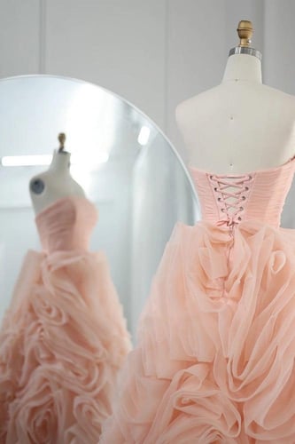 فستان وردي فاتح بطول متوسط مزين بزهور ثلاثية الأبع...