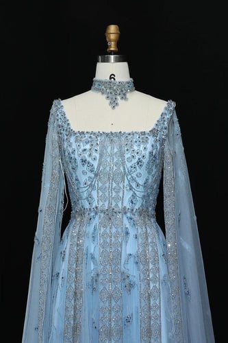 636 - فستان سماوي فاخر مع اكمام كاب