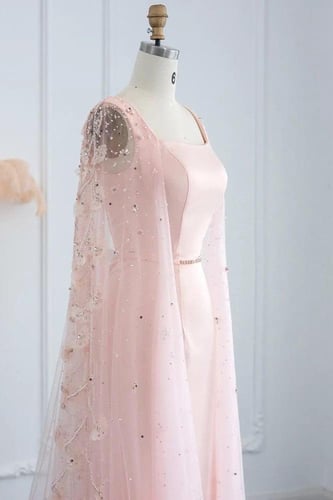 فستان وردي مع كاب