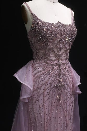 630 -فستان وردي فاخر بتفاصيل كريستالية راقية