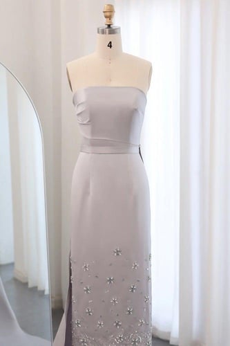 فستان ستان فضي مع كريستالات