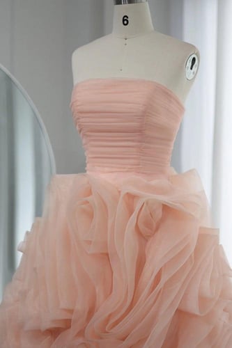 فستان وردي فاتح بطول متوسط مزين بزهور ثلاثية الأبع...