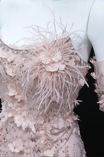 RC229 - فستان مزين بزهور ثلاثية الابعاد و ريش وردي