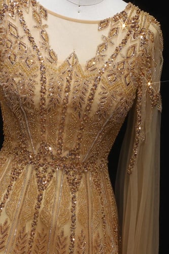 RC501 - فستان سهره شك يدوي مع اكمام كيب - ذهبي