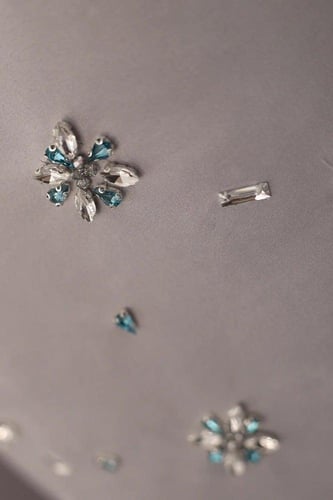 فستان ستان فضي مع كريستالات