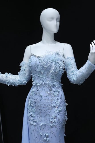 RC229 - فستان مزين بزهور ثلاثية الابعاد و ريش ازرق...