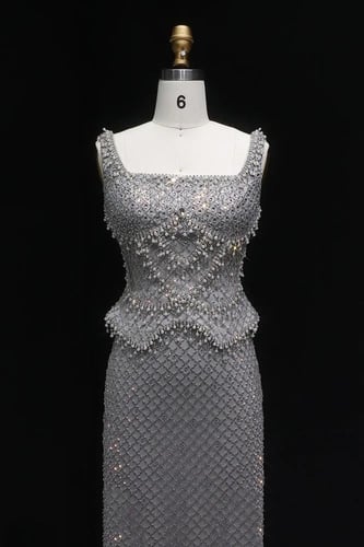 634 -فستان فاخر بتفاصيل كريستالية راقية