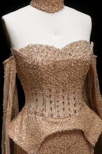 637 - فستان ذهبي فاخر شك يدوي كامل مع شوكر