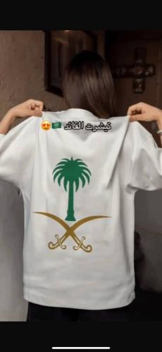 تيشرت اليوم الوطني السعودي 2025 – تصاميم أنيقة بخا...