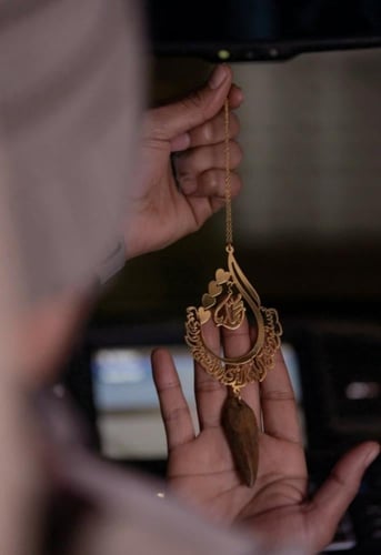 تعليقة بشكل قطرة يدويه مع كسرة العود