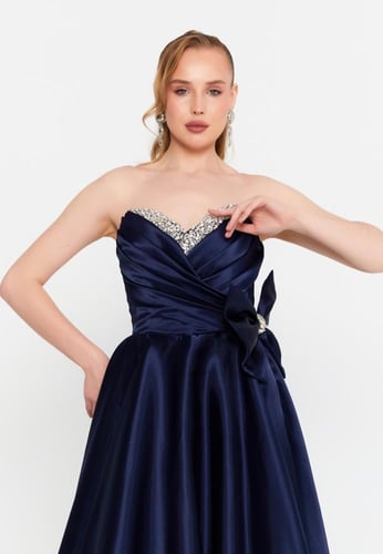 فستان رسمي طويل بدون أكمام