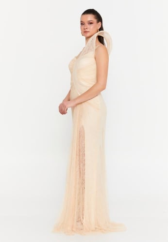 فستان سهرة طويل من الدانتيل بتصميم كتف واحد، يتميز...