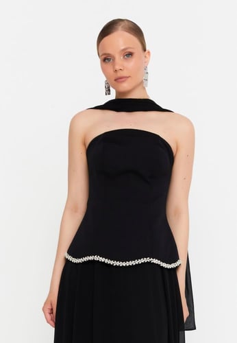 فستان سهرة أسود بدون أكتاف