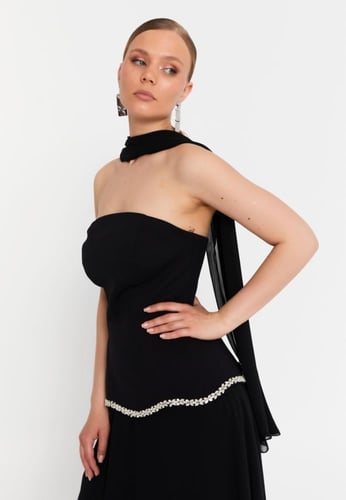 فستان سهرة أسود بدون أكتاف