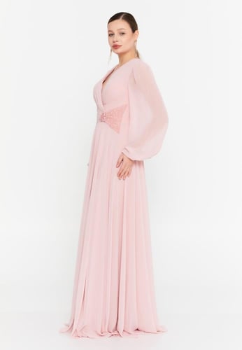 فستان طويل الأكمام، مصنوع من قماش الشيفون الفاخر