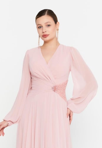 فستان طويل الأكمام، مصنوع من قماش الشيفون الفاخر